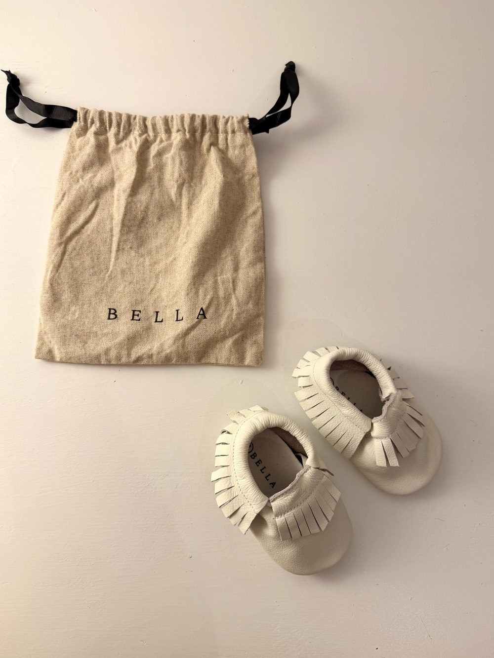 NWT BELLA White Full-Grain Leather Baby Fringe Moccasins, 0–6M